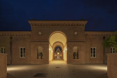 Labirinto-della-Masone-L ingresso della Corte Centrale in notturna.-Ph credits Mauro Davoli ©