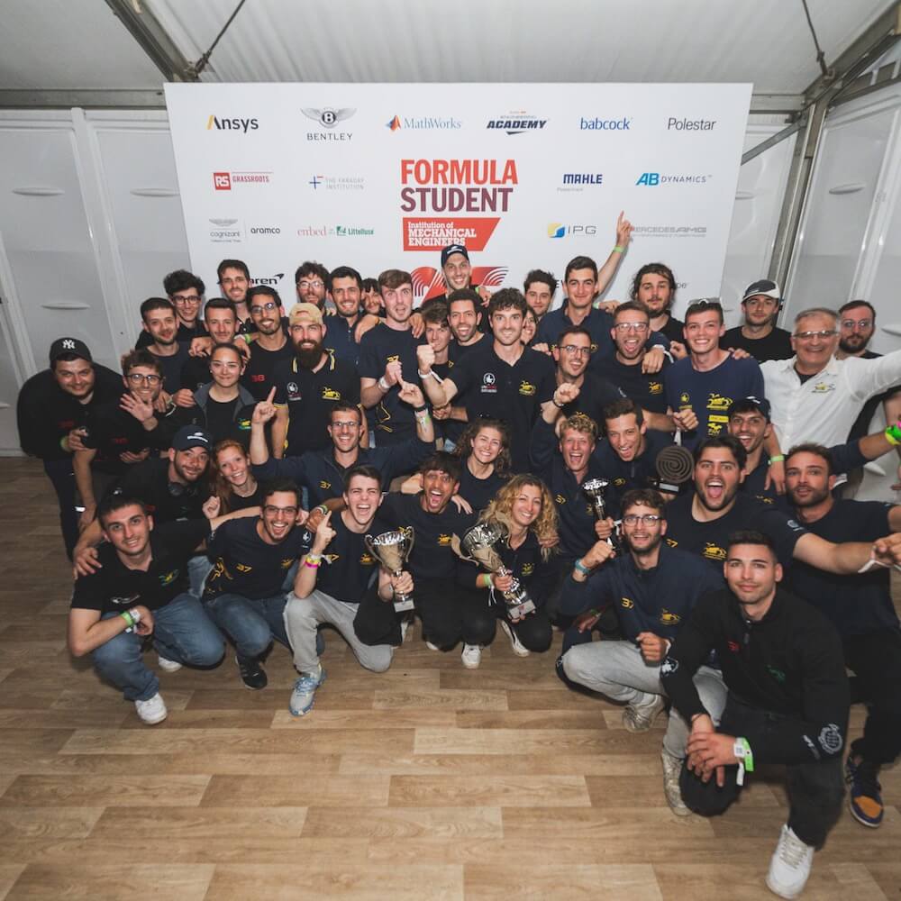 Unimore-Il team MoRe Modena racing con i trofei(1)