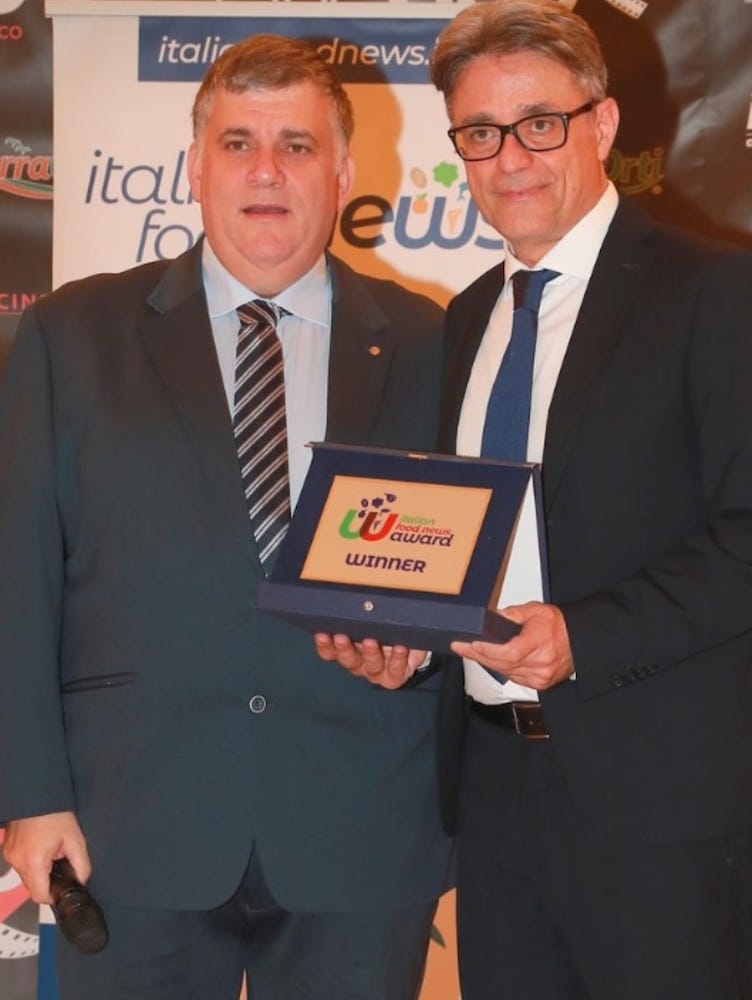 Italian-Food-News-Award-Giuseppe Coccorullo premiato da Emilio Ferrara direttore di Terra Orti
