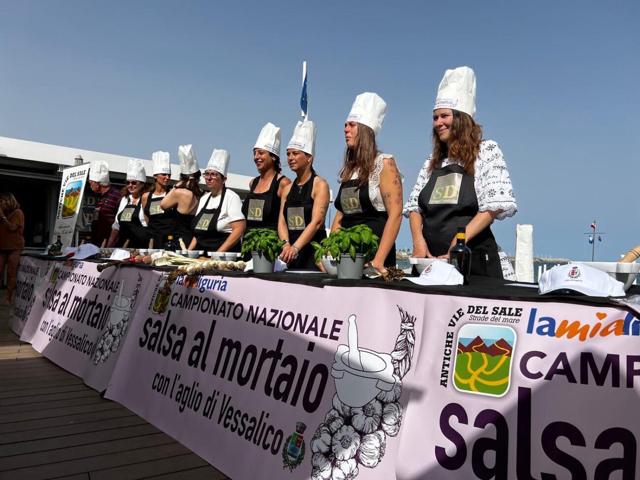 Chef in gara per il primo Campionato di salsa al mortaio con l'aglio di Vessalico